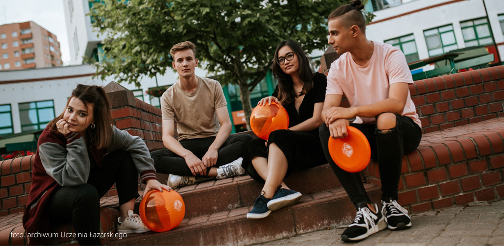 uczelnia łazarskiego